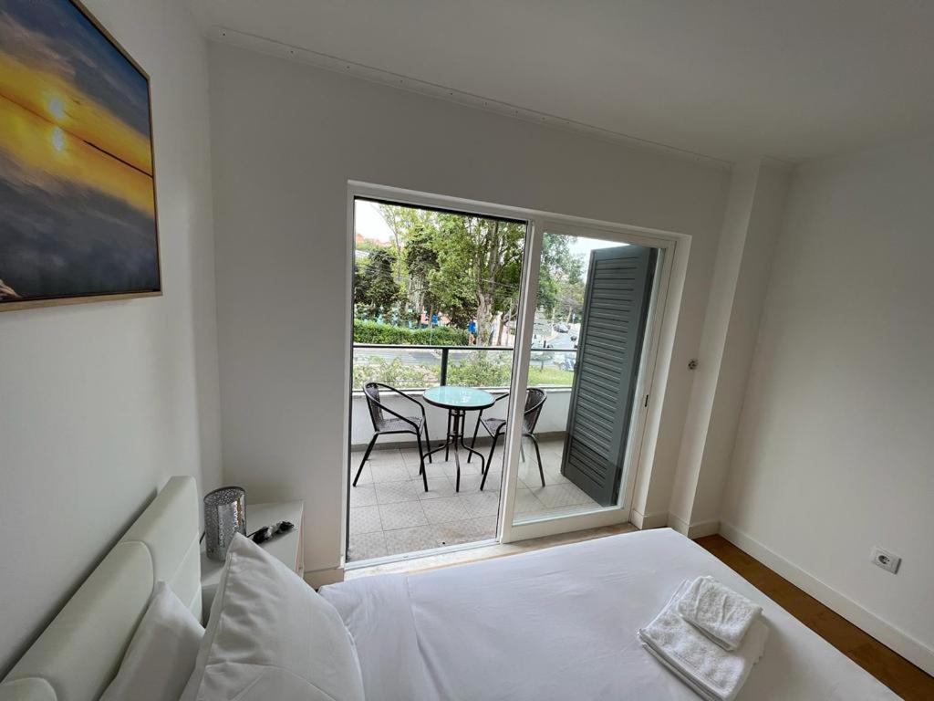 Oieras Beach Suite 2 - Large Double Room With En-Suite Bathroom And Balcony Оэйраш Экстерьер фото