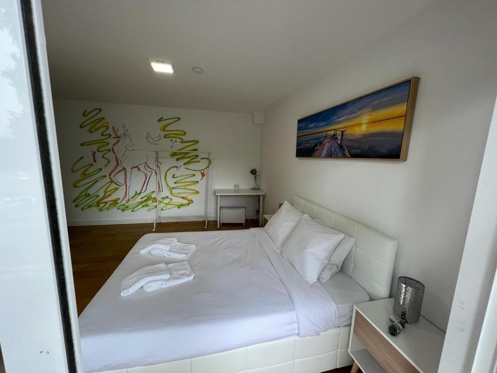 Oieras Beach Suite 2 - Large Double Room With En-Suite Bathroom And Balcony Оэйраш Экстерьер фото